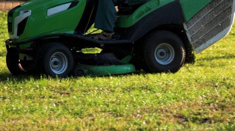 À 52 ans, elle manœuvre un tracteur-tondeuse sans voir l’innocence qu’elle écrase : le drame du jardin qui a coûté la vie à sa petite-fille d’un an accident Accidents domestiques allaité trois enfants contrôles de sécurité faits divers