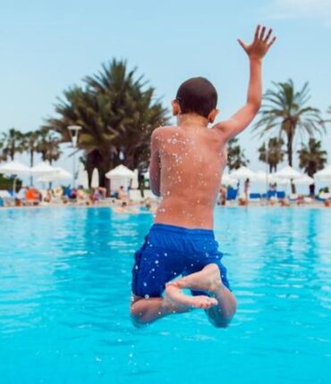 Dans la piscine d’un camping, ce qui devait être un simple saut périlleux tourne au drame pour un enfant de 9 ans