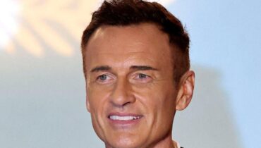12 célébrités qui ont pu se réincarner sans même s’en rendre compte acteurs masqués Charmed Décès France Télévisions Julian McMahon Nip/Tuck
