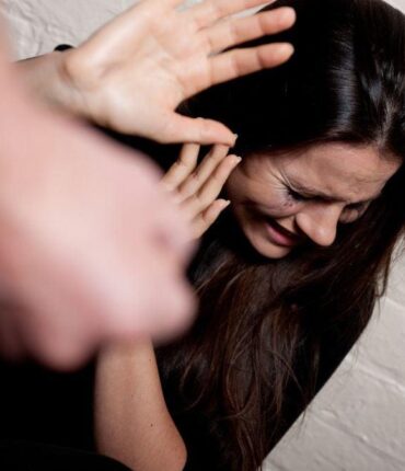 Elle éteint le Wi-Fi, ses trois fils tentent de la tuer à coups de couteau et de brique