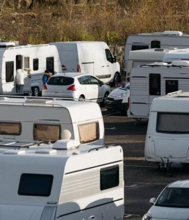 « Je leur ai dit qu&rsquo;ils se trompaient de chemin » : ce maire sort sa voiture pour barrer la route aux gens du voyage