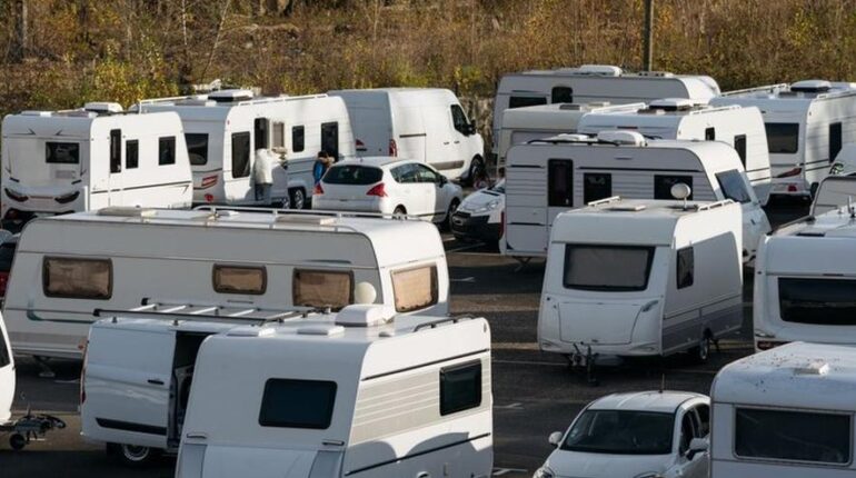 « Je leur ai dit qu’ils se trompaient de chemin » : ce maire sort sa voiture pour barrer la route aux gens du voyage Bruno Lemaire Expulsion Gens du voyage Installation illégale Pyrénées-Orientales Sécurité publique