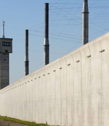 « J&rsquo;aurais voulu qu&rsquo;il soit puni » : la mère d&rsquo;Emma brisée par le suicide de son meurtrier en prison