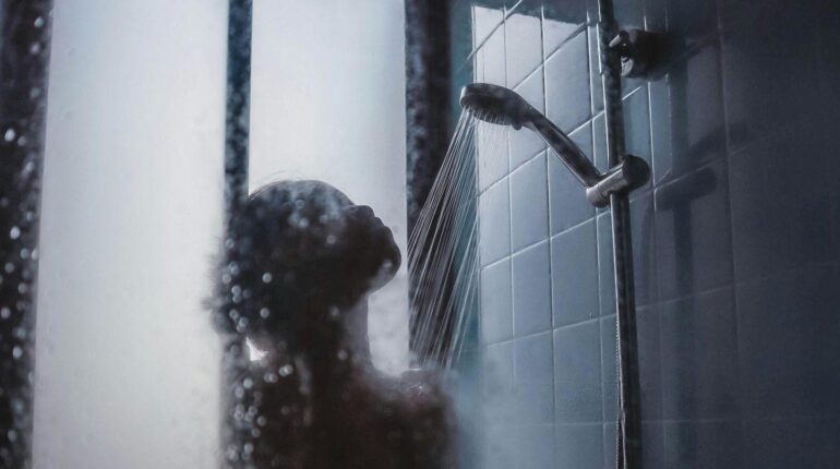 Ce dermatologue tranche enfin : « La douche du soir est plus… » Conseils Dermatologie Douche hygiène buccale Soins de la peau