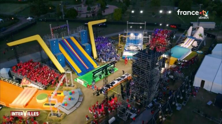Intervilles 2025 : ce décor de kermesse villageoise qui a consterné les téléspectateurs Actualité TV Critique TV divertissement émission TV Intervilles Miss France 2016 et ses minis tresses collées