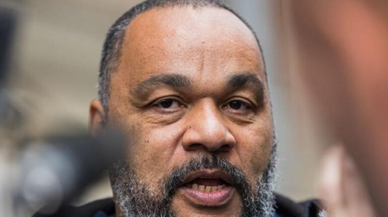 Dieudonné interrompu en plein spectacle par les gendarmes : « Ils sont montés sur scène pour… » arrêté préfectoral Dieudonné Gendarmerie liberté d'expression polémiste spectacle