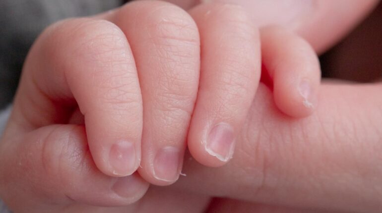 284 grammes à la naissance : ce bébé record a défié tous les pronostics et vient de fêter ses 1 an Bébé prématuré connaissances Histoires inspirantes Records TV Santé bébé