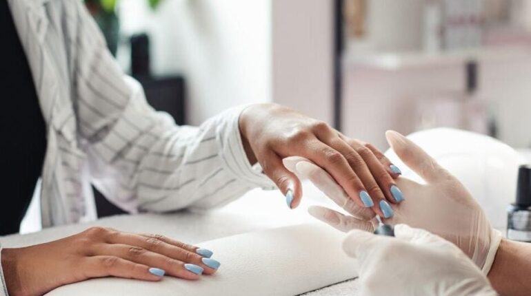 Ce que votre salon de manucure ne vous dira peut-être pas sur vos vernis préférés Cosmétiques Manucure Ministère de la Santé Union Européenne Vernis semi-permanent Vernis UV
