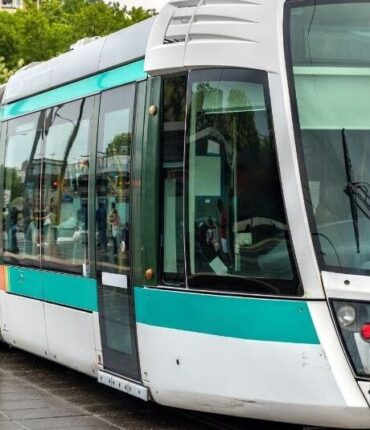 Tramway parisien : il prend la défense de sa compagne et reçoit six coups de couteau