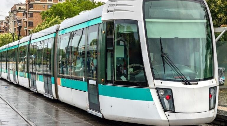 Tramway parisien : il prend la défense de sa compagne et reçoit six coups de couteau Agression faits divers justice maire de paris Tramway