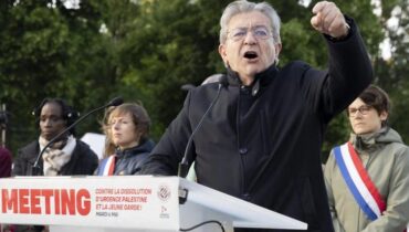 accusent la France Crise politique Emmanuel Macron Jean-Luc Mélenchon La France Insoumise Mobilisation sociale Motion de destitution