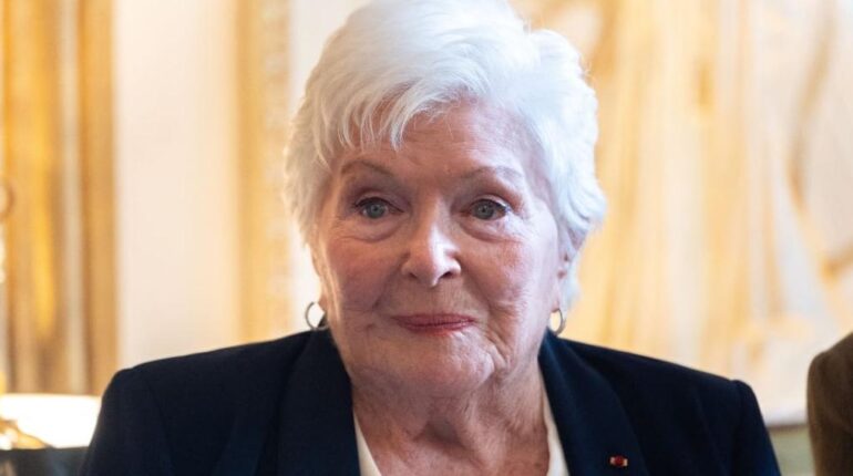 La maison isolée de Line Renaud : « Au début, on arrivait à pied, avec nos bagages… » agriculture Aveyron Entretien Jardin Line Renaud louer une maison de vacances Patrimoine Rueil-Malmaison