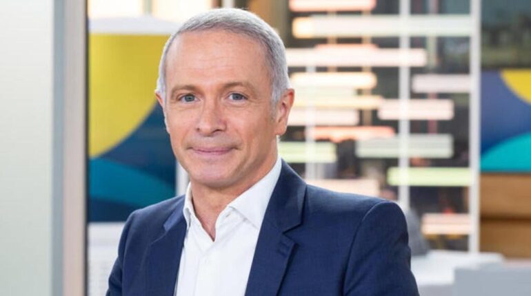 « J’ai perdu 75% » : la confession inattendue de Samuel Etienne sur sa nouvelle vie depuis la fin de Questions pour un champion Animateur TV France 3 France Télévisions les médias sociaux Questions pour un champion reconversion Samuel Etienne