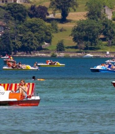 Lac d’Annecy : il tombe du bateau de location, sa femme et ses enfants assistent impuissants à sa disparition