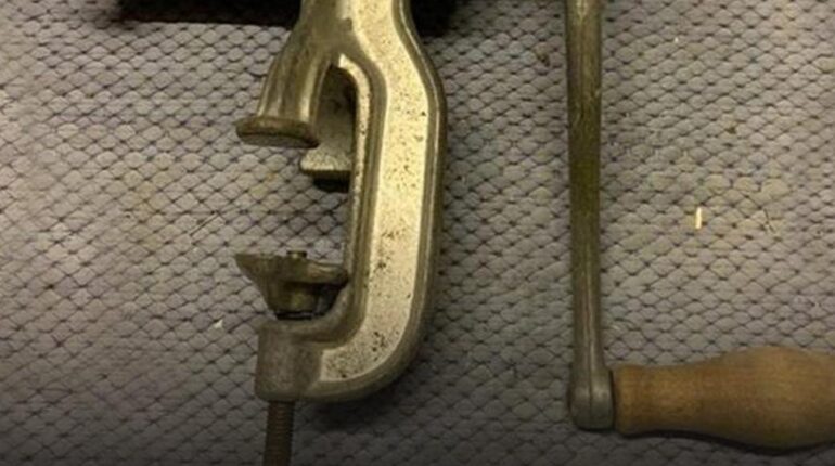 Cet ustensile de cuisine des grands-mères fait sensation auprès de la génération Z Cauchemar en cuisine Génération Z Les coiffures vintage des années 90’s Patrimoine culinaire recettes fraises Ustensiles