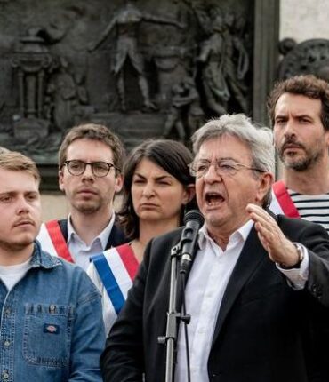Mélenchon annonce sa stratégie pour faire chuter Bayrou : « Le 23 septembre, nous déposerons… »