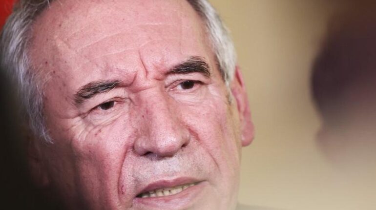 François Bayrou révèle les deux jours fériés qu’il veut supprimer : « Le 8 mai et le lundi de Pâques… » Accident du travail Budget 2026 Économie locale François Bayrou Jours fériés
