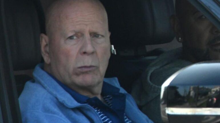Bruce Willis ne peut plus parler : l’aveu bouleversant de sa femme « Il y a encore cette étincelle dans ses yeux… » Aidants Bruce Willis Démence Fronto-Temporale Emma Heming Willis Ministère de la Santé Sensibilisation