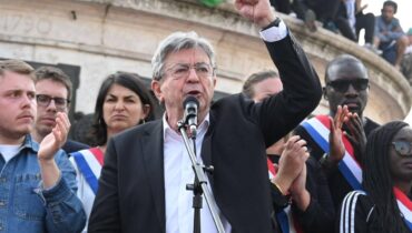 Assemblée Nationale Budget 2026 François Bayrou Jean-Luc Mélenchon La France Insoumise Mobilisation populaire Motion de censure