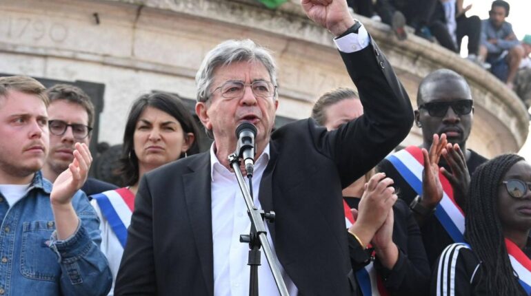 Mélenchon s’attaque frontalement à Bayrou : « Nous ne nous laisserons pas faire » Assemblée Nationale Budget 2026 François Bayrou Jean-Luc Mélenchon La France Insoumise Mobilisation populaire Motion de censure
