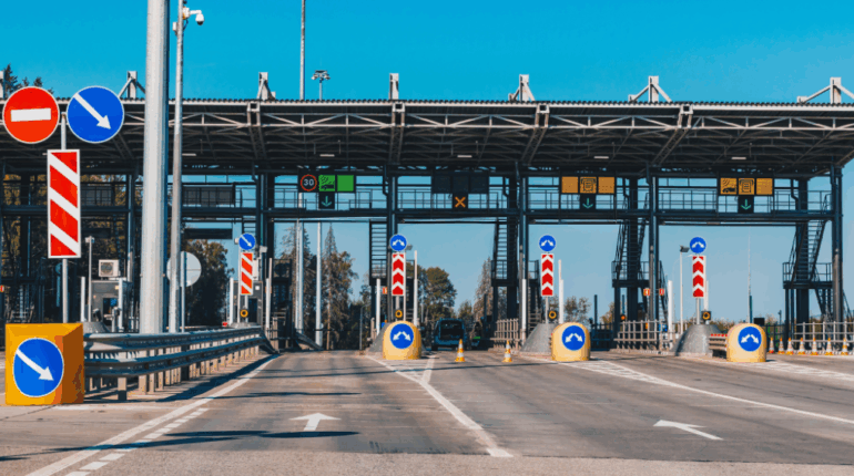 Ce réflexe que tous les automobilistes ont eu au péage… et qui coûte 135€ Amendes Automobilistes Code de la route Péage Permis de conduire Sécurité routière