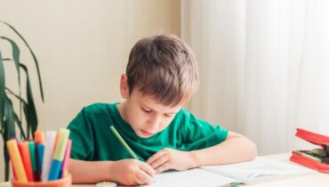 À 7 ans, elle l’inscrit en CP sans qu’il soit propre : « C’est un génie, le programme sera trop facile… »