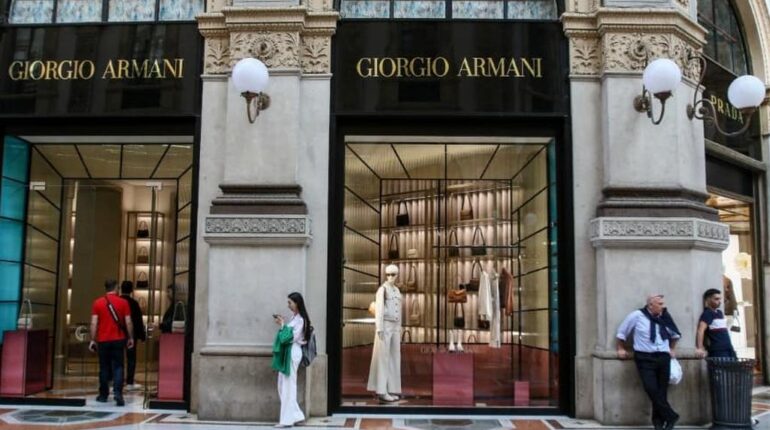 Leurs sacs se vendent 4.000 euros, leurs ouvriers chinois gagnent 4 euros de l’heure : ce que cache vraiment le luxe italien Accident du travail Conditions de travail Exploitation Italie luxe mode de vie Sous-traitance