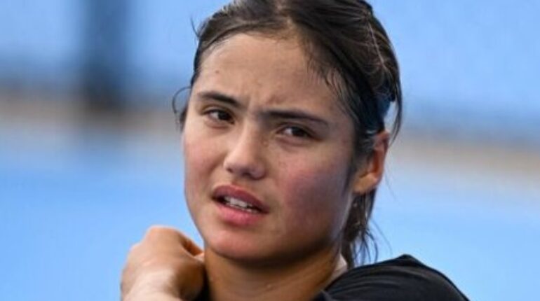 Emma Raducanu à l’arbitre : « Ça fait 10 minutes… », la réponse cinglante qui a fait rire les gradins Actualité Sportive Arbitrage Cincinnati Compétition Emma Raducanu match de tennis