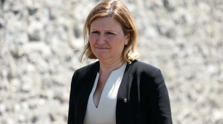 La révélation du Canard Enchaîné qui fait grincer des dents : « Les CRS montés sur leurs ergots… » actualité politique France Canard Enchaîné CRS dépenses publiques Protection policière Yaël Braun-Pivet