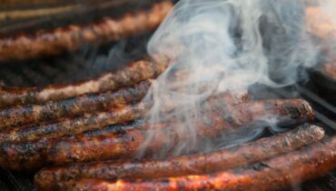 Alerte sanitaire : ces saucisses vendues dans toute la France entre le 5 et le 9 août sont à rapporter d’urgence