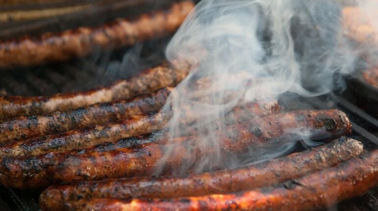Alerte sanitaire : ces saucisses vendues dans toute la France entre le 5 et le 9 août sont à rapporter d’urgence Alerte sanitaire Consommation Merguez Rappel produit Salmonelles Saucisses Sécurité alimentaire