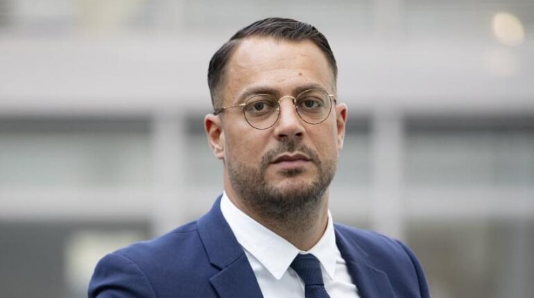 Sébastien Delogu se défend après les accusations : « Je voulais associer ces mots à une représentation… » Conflit Israël-Palestine LFI Mahmoud Darwich polémique Sébastien Delogu tatouage des yeux
