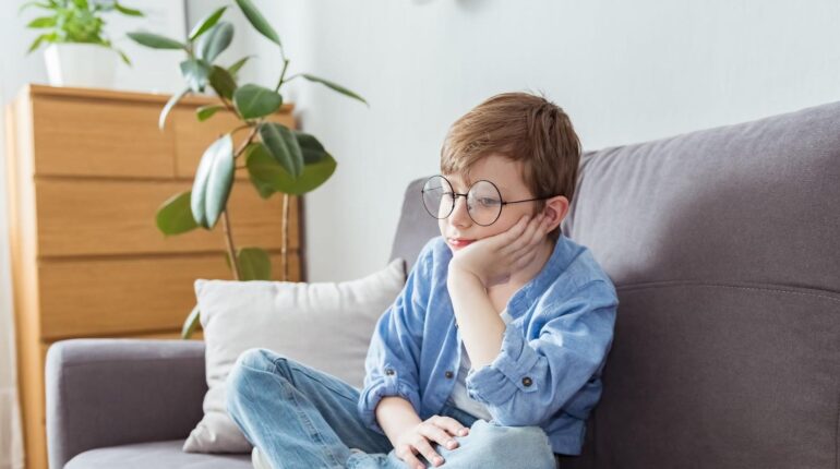 Ce que tous les parents ignorent sur l’âge où ils peuvent laisser leur enfant seul allaité trois enfants enfant de parents divorcés Loi française responsabilité parentale Sécurité Enfant