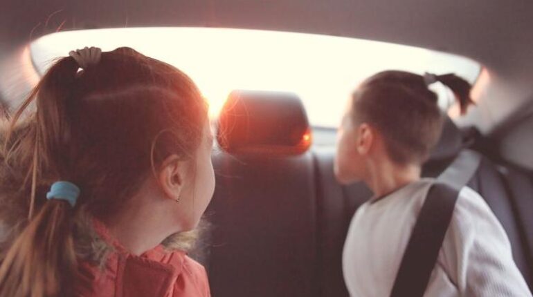 Trois enfants de 2, 4 et 7 ans découverts seuls dans leur voiture par 34°C : « Plus de vingt minutes » sans surveillance chaleur Délaissement de mineurs enquête faits divers justice Sécurité Enfant