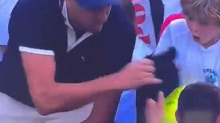 Filmé en direct : le geste ignoble d’un spectateur qui vole la casquette qu’un joueur donnait à un enfant Alcool au volant allaité trois enfants Incident match de tennis spectateurs US Open