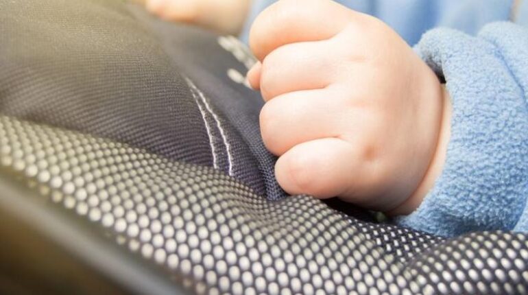 Le geste inconscient d’un enfant de 3 ans qui plonge sa famille dans le drame Abandon d'enfant accident Allaiter son bébé drame famille Italie