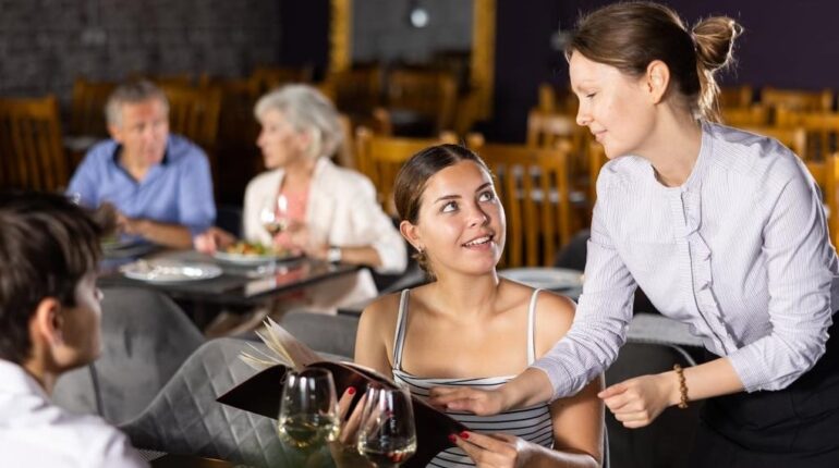 Ce geste anodin au restaurant révèle une personnalité que seules quelques personnes possèdent Altruisme comportement empathie personnalité Prix restaurant psychologie