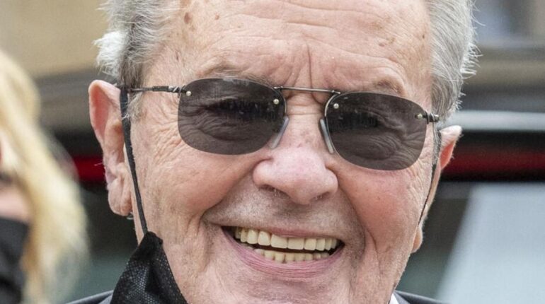 Hommage à Alain Delon : cette voix dissonante qui divise Douchy après la cérémonie Actualités people agriculture Aveyron Alain Delon cérémonie Douchy hommage
