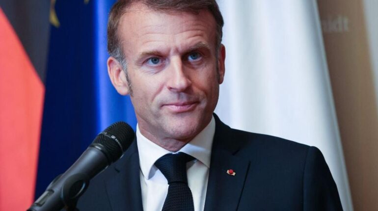 « Plus c’est gros, plus ça passe » : la réponse cinglante de l’Élysée face aux accusations de figurants payés Communication présidentielle Désinformation Emmanuel Macron Fake news privilèges Élysée rumeurs