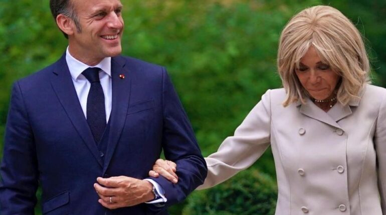 Brigitte et Emmanuel Macron interrompent leurs vacances à Brégançon pour applaudir cette star française actualité politique France Brigitte Macron Emmanuel Macron Festival de Ramatuelle Location vacances Stars françaises
