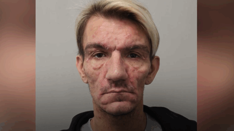 « Prédateur » sur Grindr : Jonathan Carl aurait contaminé jusqu’à 400 hommes, 318 victimes encore inconnues Boissons énergisantes contrôles de sécurité justice Prédateur Rencontres en ligne VIH