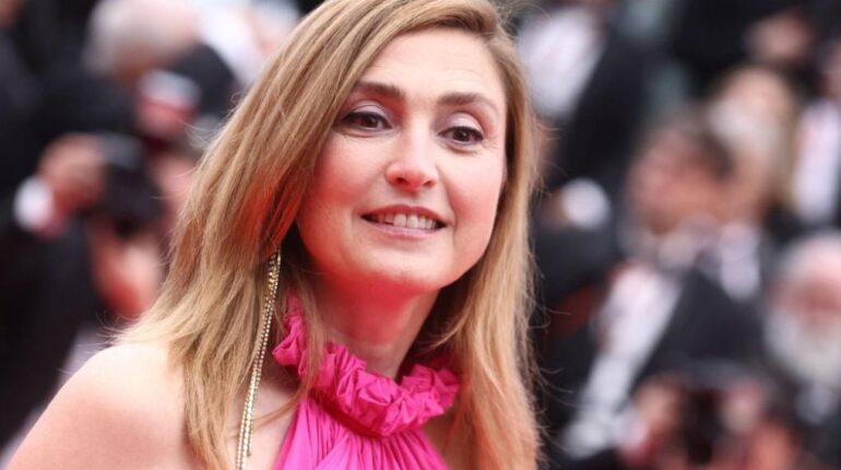 Julie Gayet interrogée 3 fois en 2024 : les SMS avec le milliardaire indien qui embarrassent Hollande Affaire judiciaire Cinéma Corruption François Hollande Indépendance Julie Gayet