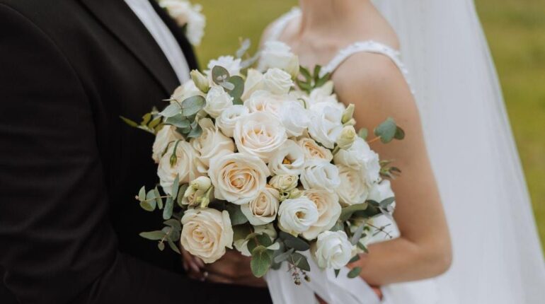 Mariage « adultes seulement » : ses amis débarquent avec leur bébé et la réaction de la mariée fait débat allaité trois enfants amitié Conflits familiaux Invitations la demande de mariage Reddit