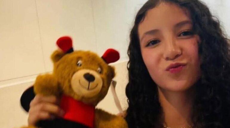 À 14 ans, elle meurt après une opération secrète : son père découvre la vérité aux funérailles Accident mortel allergie adolescence chirurgie esthétique Drame familial Négligence Sexualisation des mineures