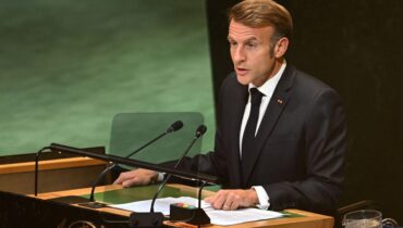 Bloqué par la police, Macron sort son téléphone et appelle Trump : « Devine où je suis… »