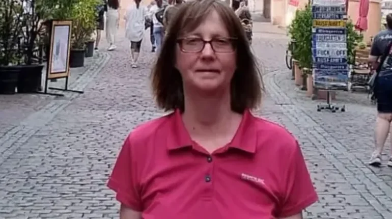 Disparue pendant que son mari dormait sur la plage, ce que révèle la découverte de son corps un mois plus tard disparition enquête faits divers Grèce Mystère tragédie