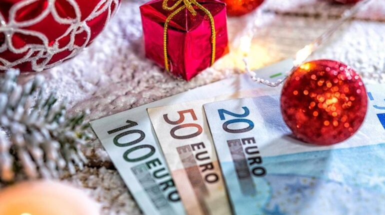 Prime de Noël : voici le montant exact que toucheront les bénéficiaires du RSA le 15 décembre Caf conversation Fêtes de fin d'année l'aide sociale précarité Prime de Noël