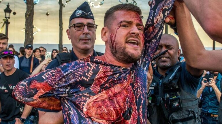 Jeremstar traîné au sol après avoir brandi sa pancarte : « Je déteste la corrida… » Antispécisme Corrida Jeremstar Manifestation Nîmes Protection Animale