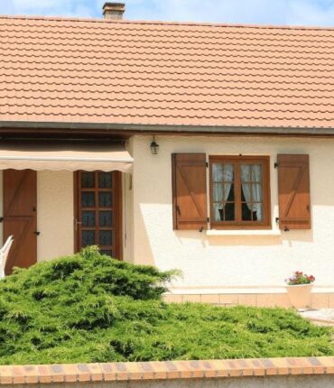 À 78 ans, elle découvre sa maison squattée et lance un nid de guêpes par la fenêtre : « Je recommencerai avec des frelons… »