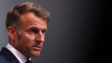 accusent la France Conflit Israël-Hamas Conflit Israël-Palestine Emmanuel Macron ONU Poser avec un signe de paix Proche-Orient